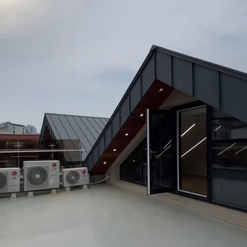 옥탑방 밖에 옥상, 빨래를 널기에 좋은 공간이다.