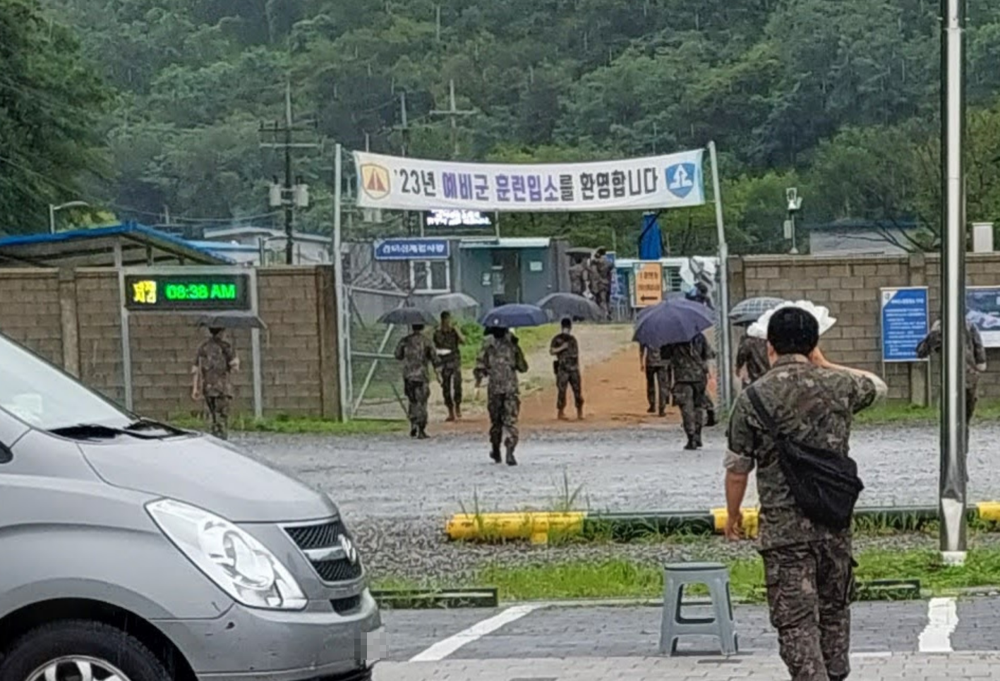 박달과학화예비군훈련장에 군복 입은 예비군들이 입장하는 모습