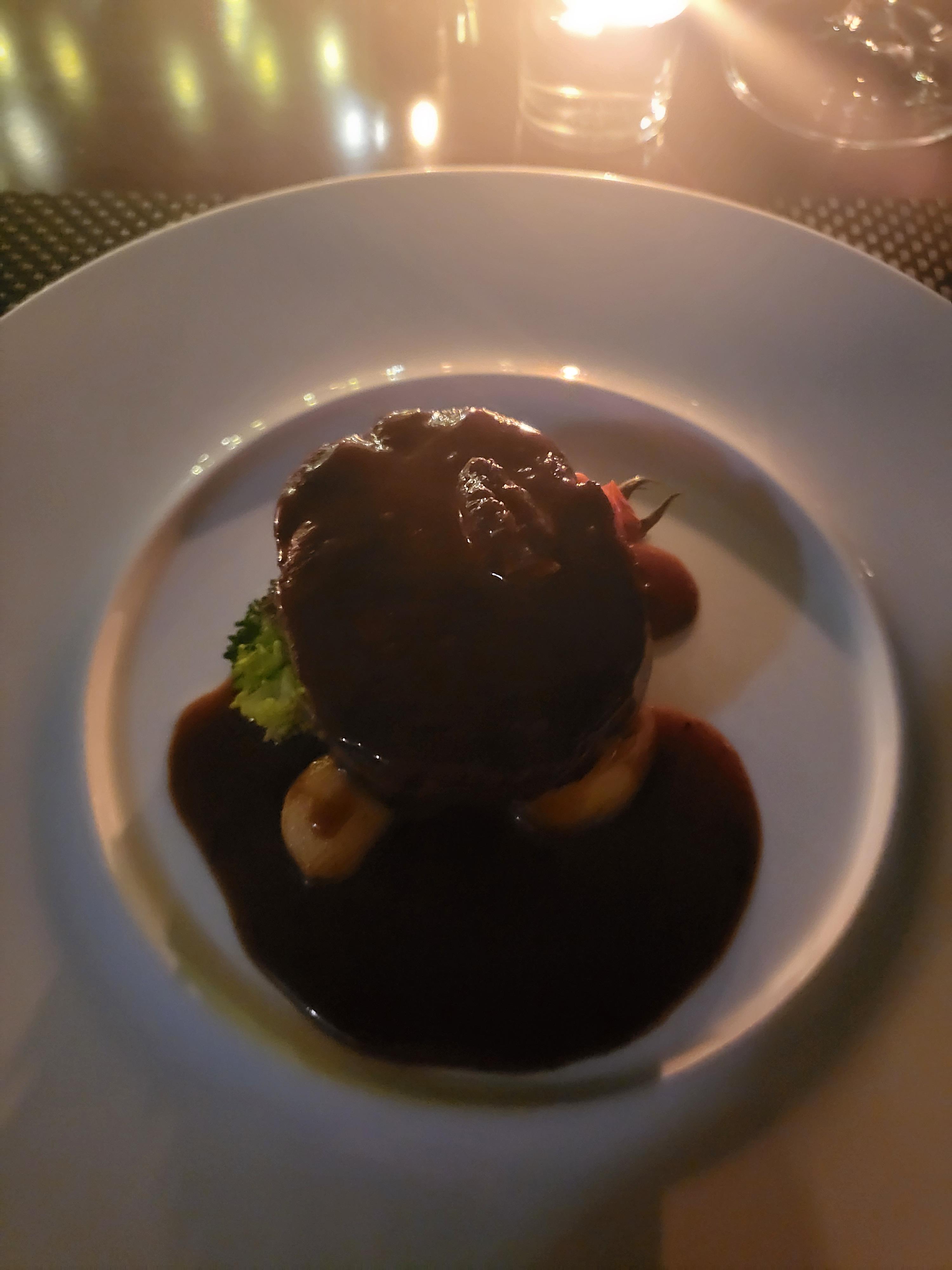 루나코스- 참숯에 구운 최상급 국내산 한우(1++) 안심 스테이크와 페리게 소스, 모렐버섯을 곁들인 더운 야채