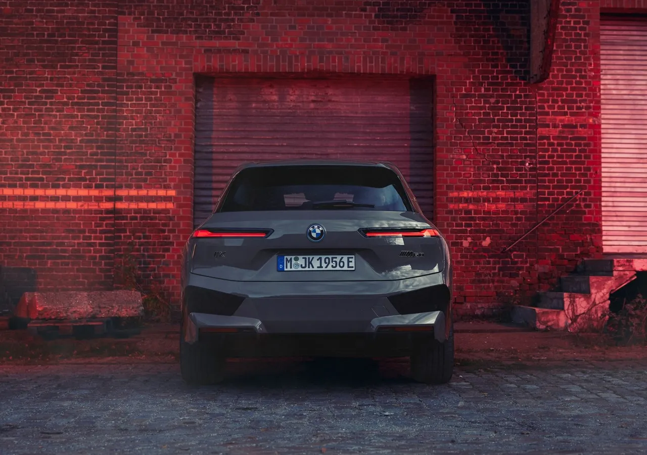 BMW IX M60 차량 이미지