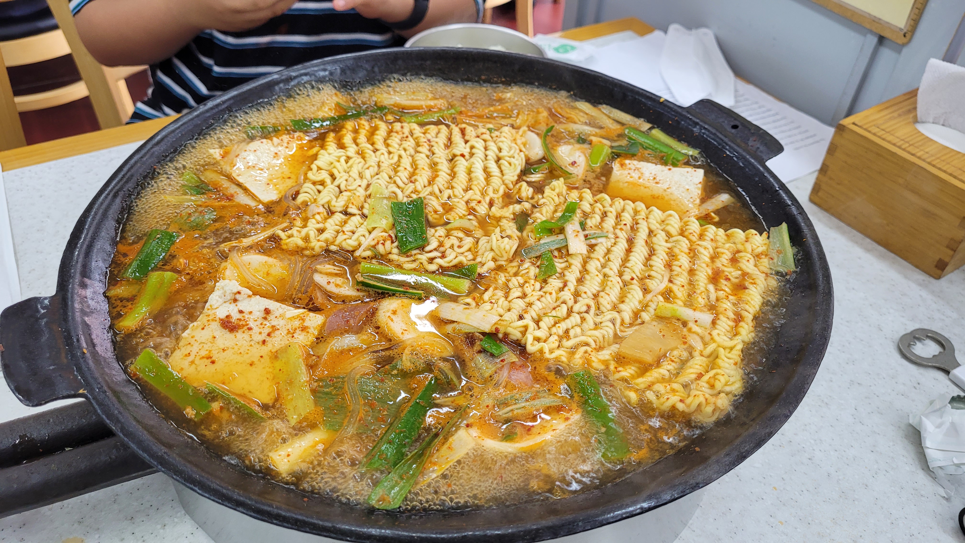 끓고 있는 부대찌개
