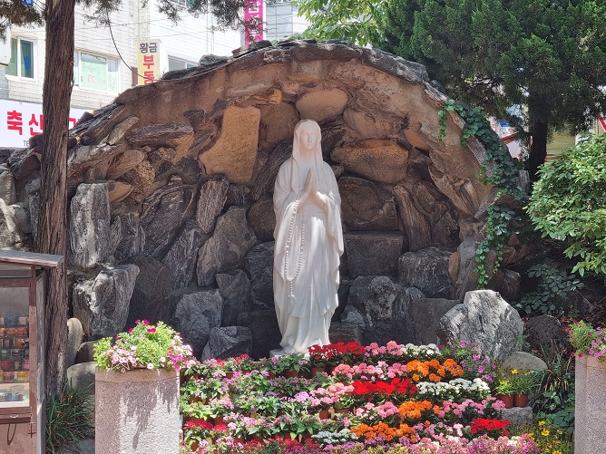 서울 장안동성당 성모동산 성모상 사진