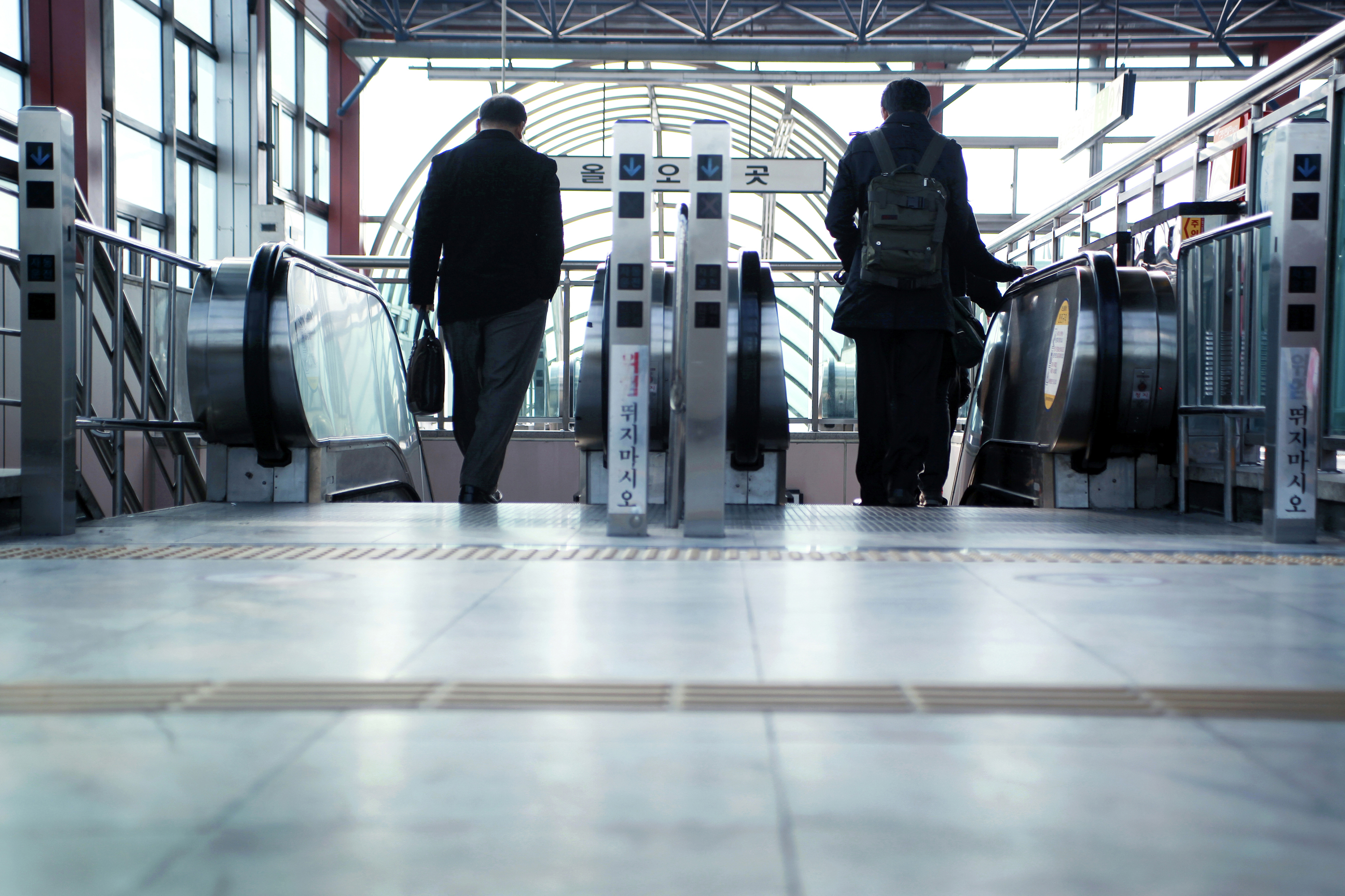 출근하는 직장인들 모습