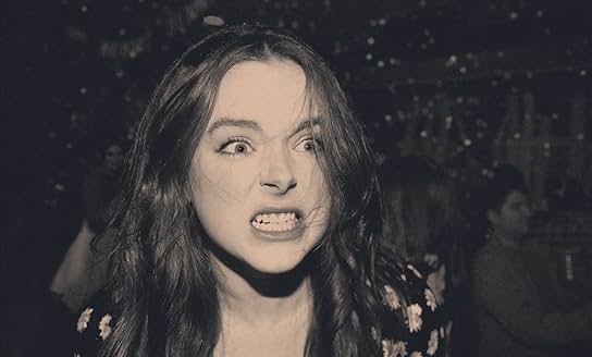 영화 It’s What’s Inside에서 긴장된 표정으로 소리치는 여성 캐릭터 장면