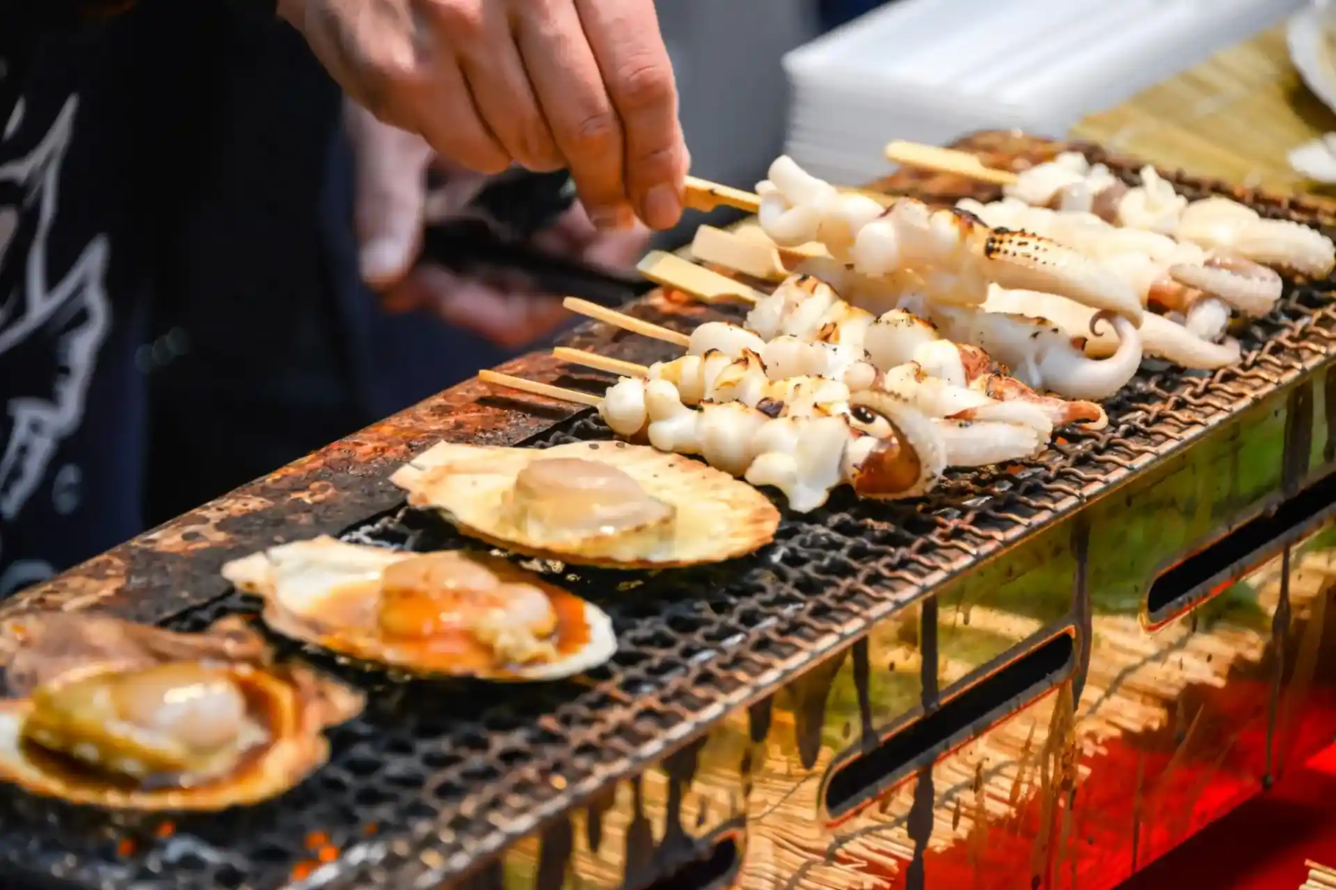 해산물을 즉석에서 구워주는 맛집을 먹으며 돌아다니며 즐길 수 있다.