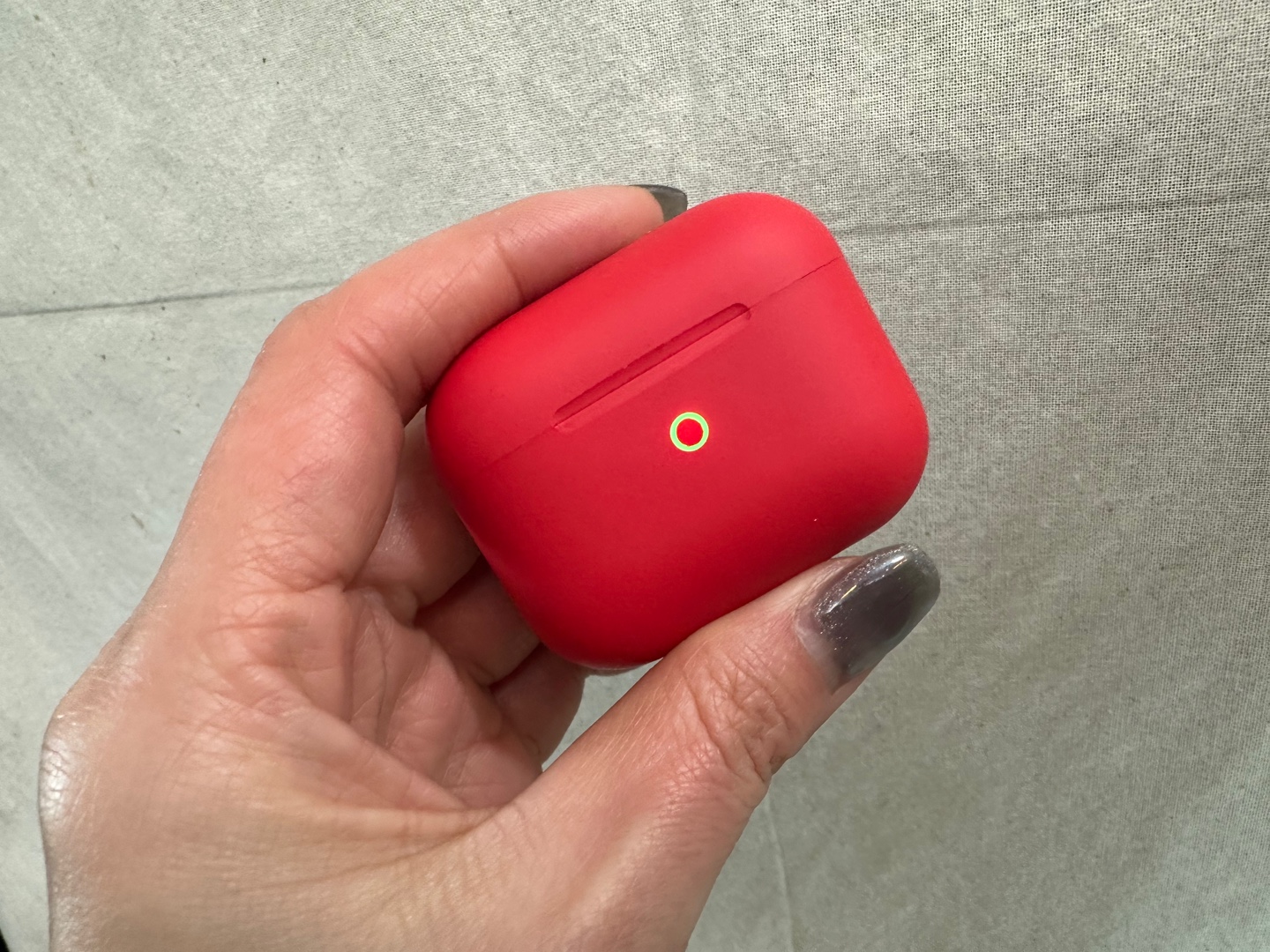 블라우풍트 블루투스 이어폰 본체와 충전 케이스가 함께 놓여있는 모습