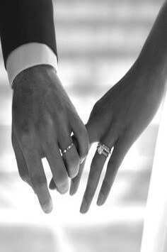 결혼-반지를-끼고-손을-잡고있는-장면
