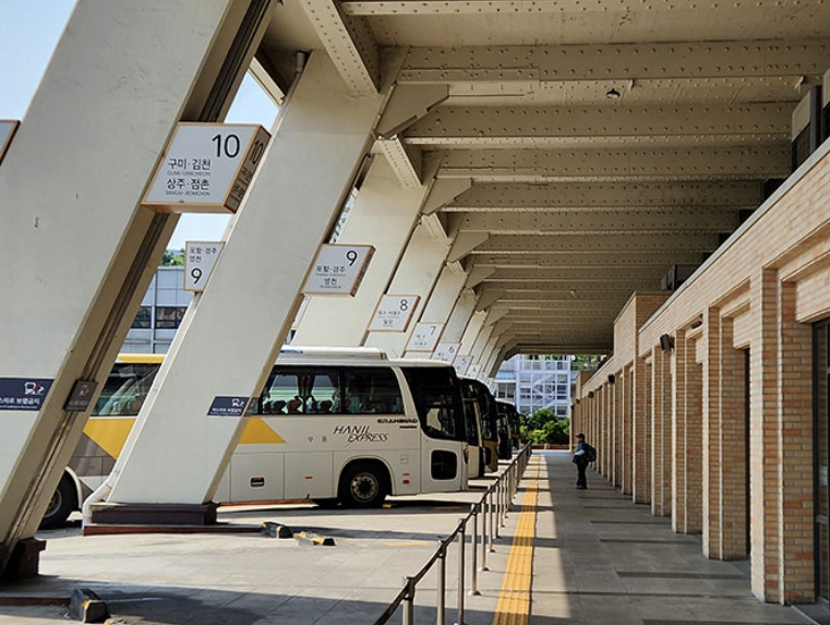 서울 강남 고속버스터미널 강릉행 승차홈