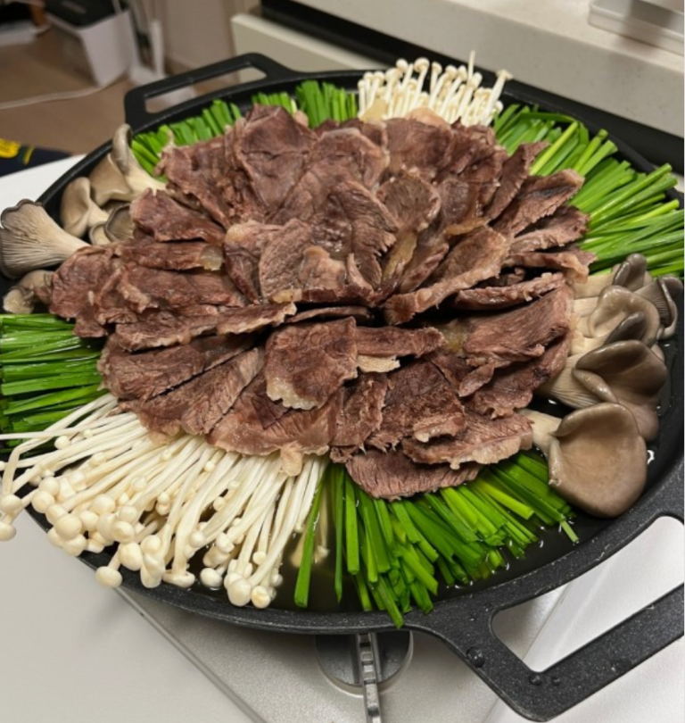 부추와 버섯을 곁들인 한우사태 수육전골