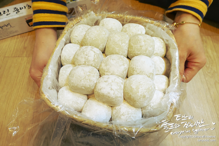 타뇨의셀프웨딩 타뇨 돌프 타뇨의돌프와걷는시간 부케 부토니에 목화부케 겨울부케 겨울결혼식 결혼식 한복드레스 한복 웨딩드레스 한복웨딩드레스 웨딩족두리 셀프웨딩 결혼준비 셀프웨딩메이크업 셀프웨딩헤어 웨딩브로치 면사포 쪽머리 다음블로거 구글애드센스 구글블로거 티스토리 파워블로그 이바지음식 답바지음식 전굽기 예쁜전 모듬전 자매전집 고기산적꼬치 깻잎완자전 표고완자전 버섯전 호박완자전