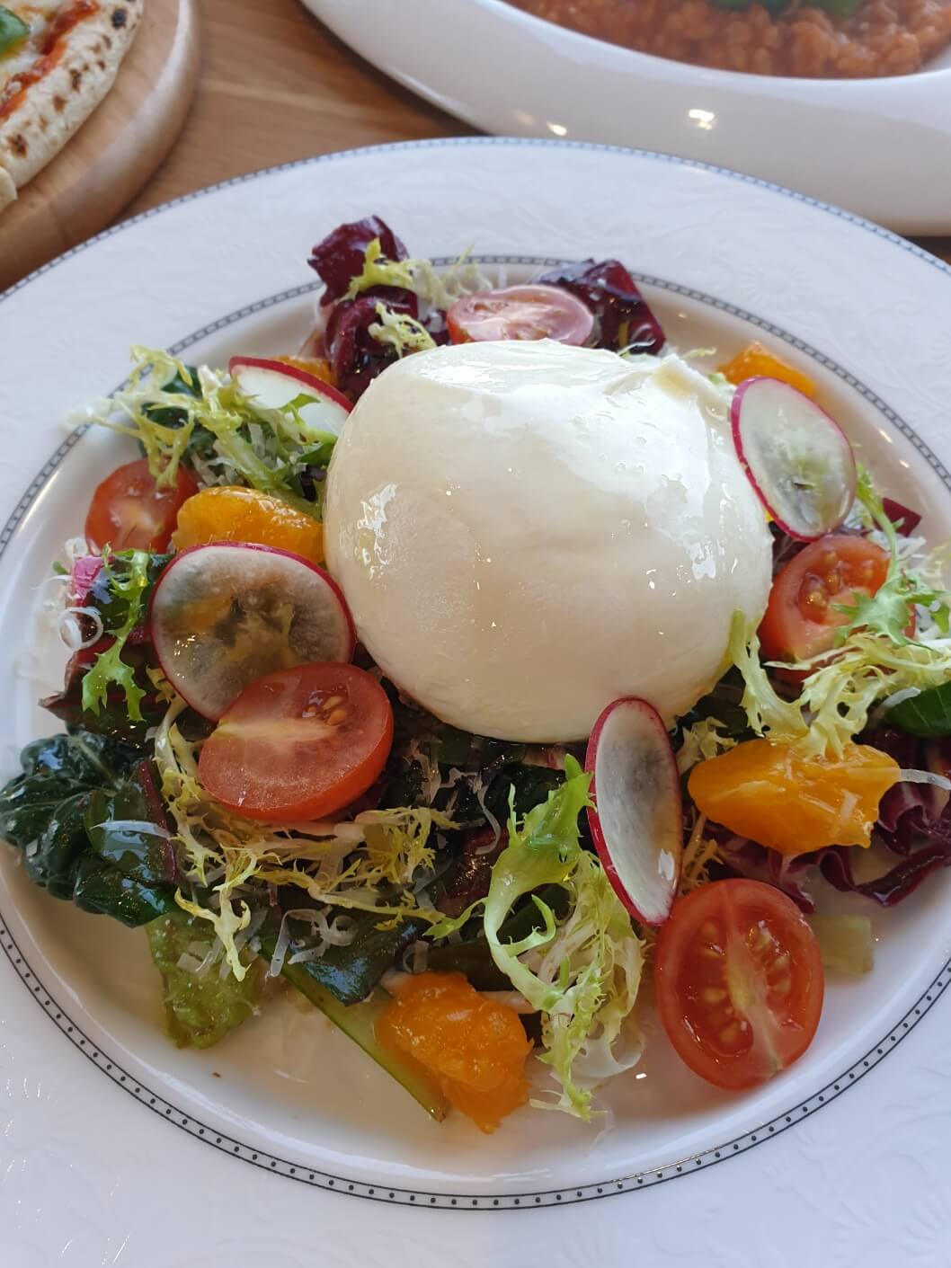 부라타치즈 샐러드