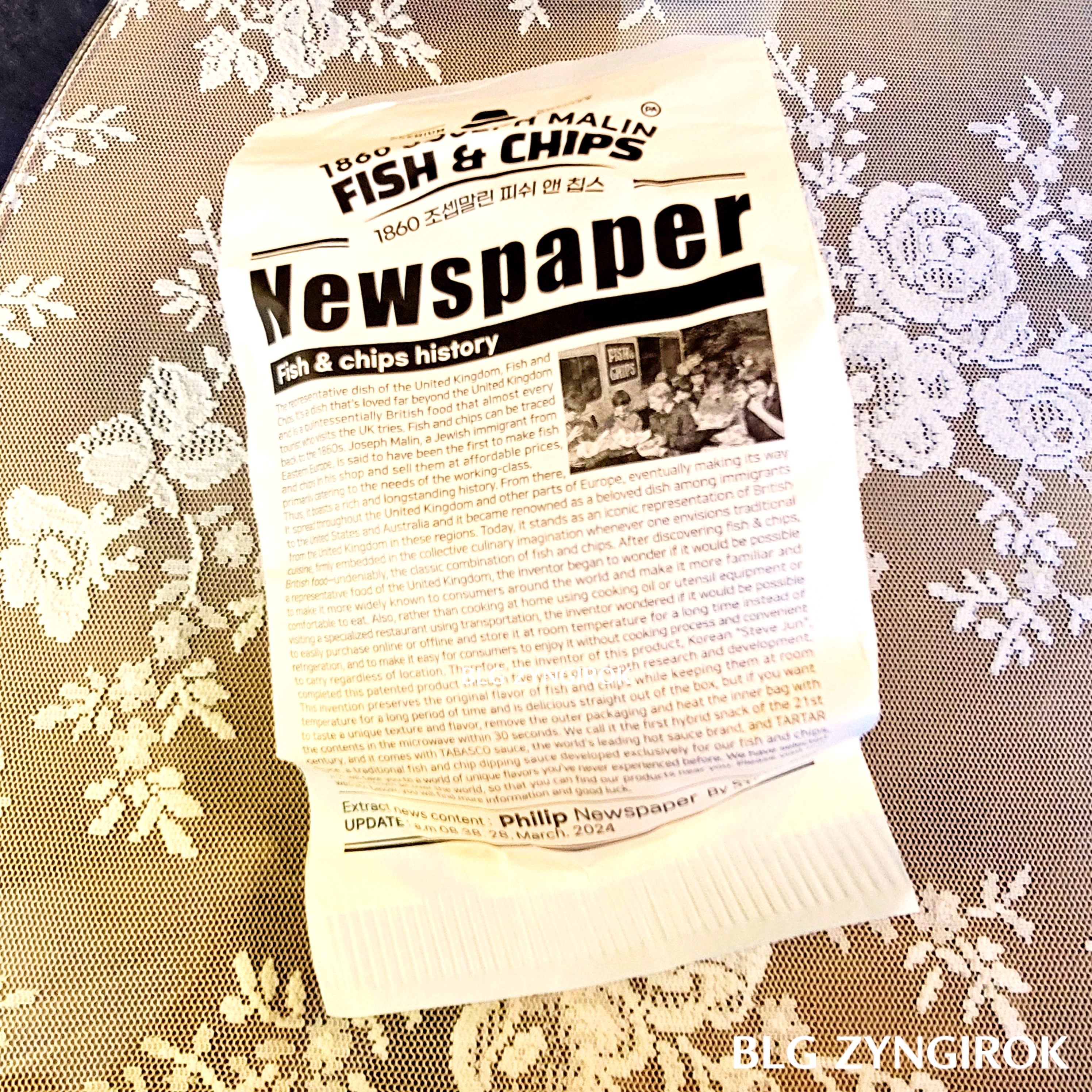 조셉말린 피쉬앤 칩스 구성품 - 제품 봉투가 테이블 위에 놓여있다.