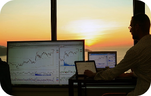 컴퓨터로 주식 챠트 보고 있는 이미지