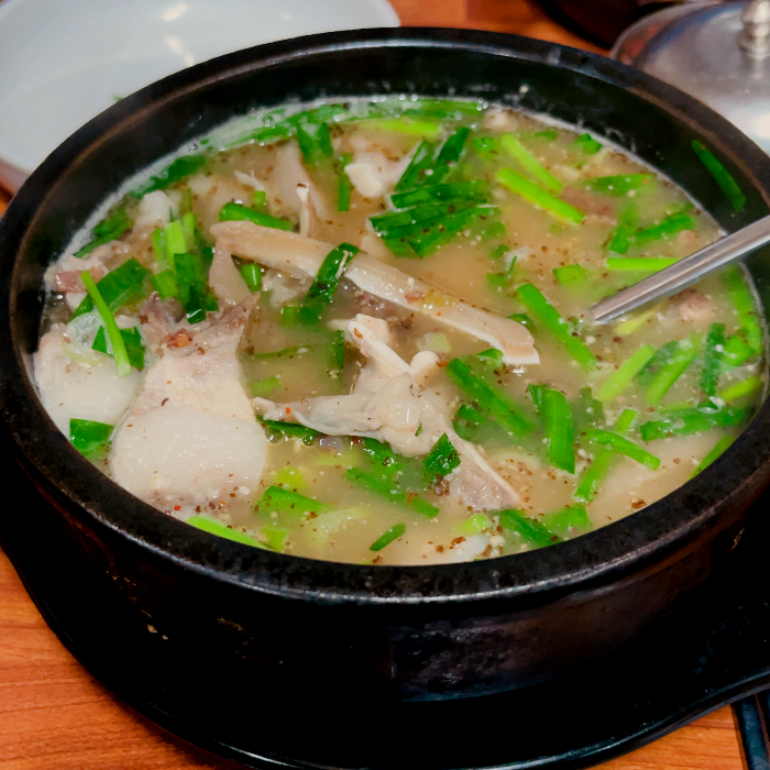 들깨가루, 다대기, 새우젓이 추가된 순대국밥