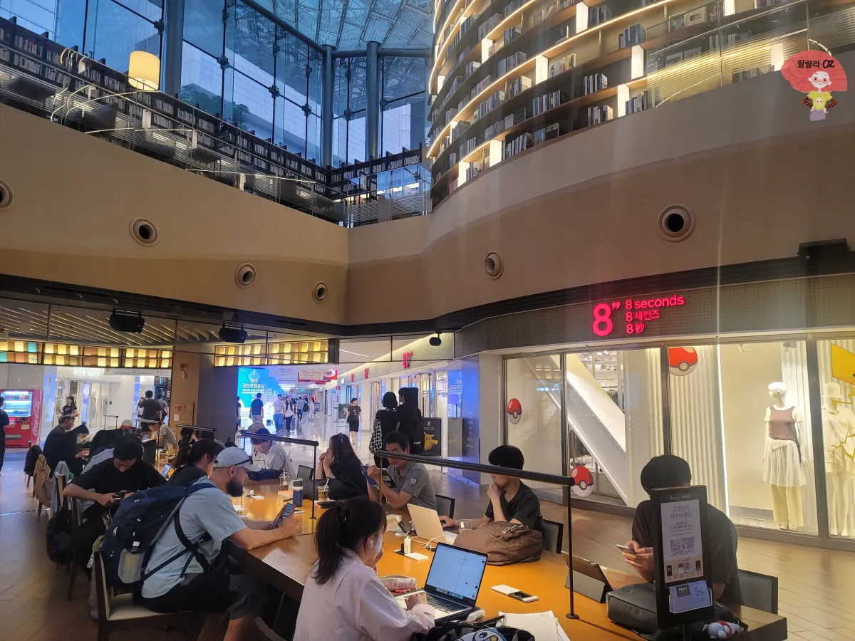 삼성-코엑스-별마당도서관-책읽거나-핸드폰-보는-사람들