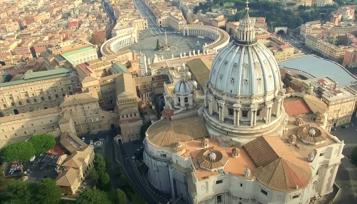 사도 베드로의 무덤 위에 세워진 바티칸 성 베드로 대성당