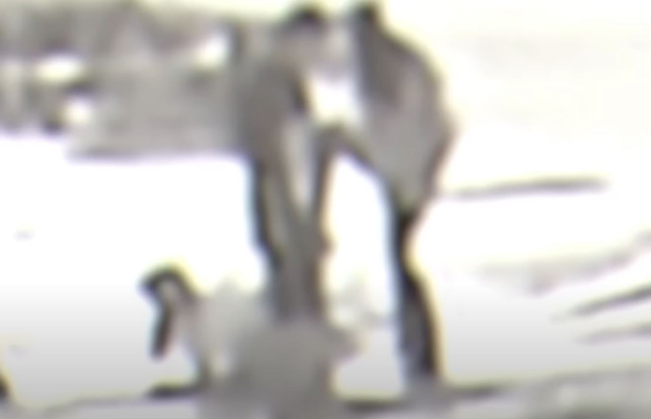 여중생의 40대 엄마로 보이는 여성이 피해학생을 발로 밟는 장면