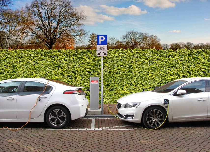 충전하고 있는 전기차