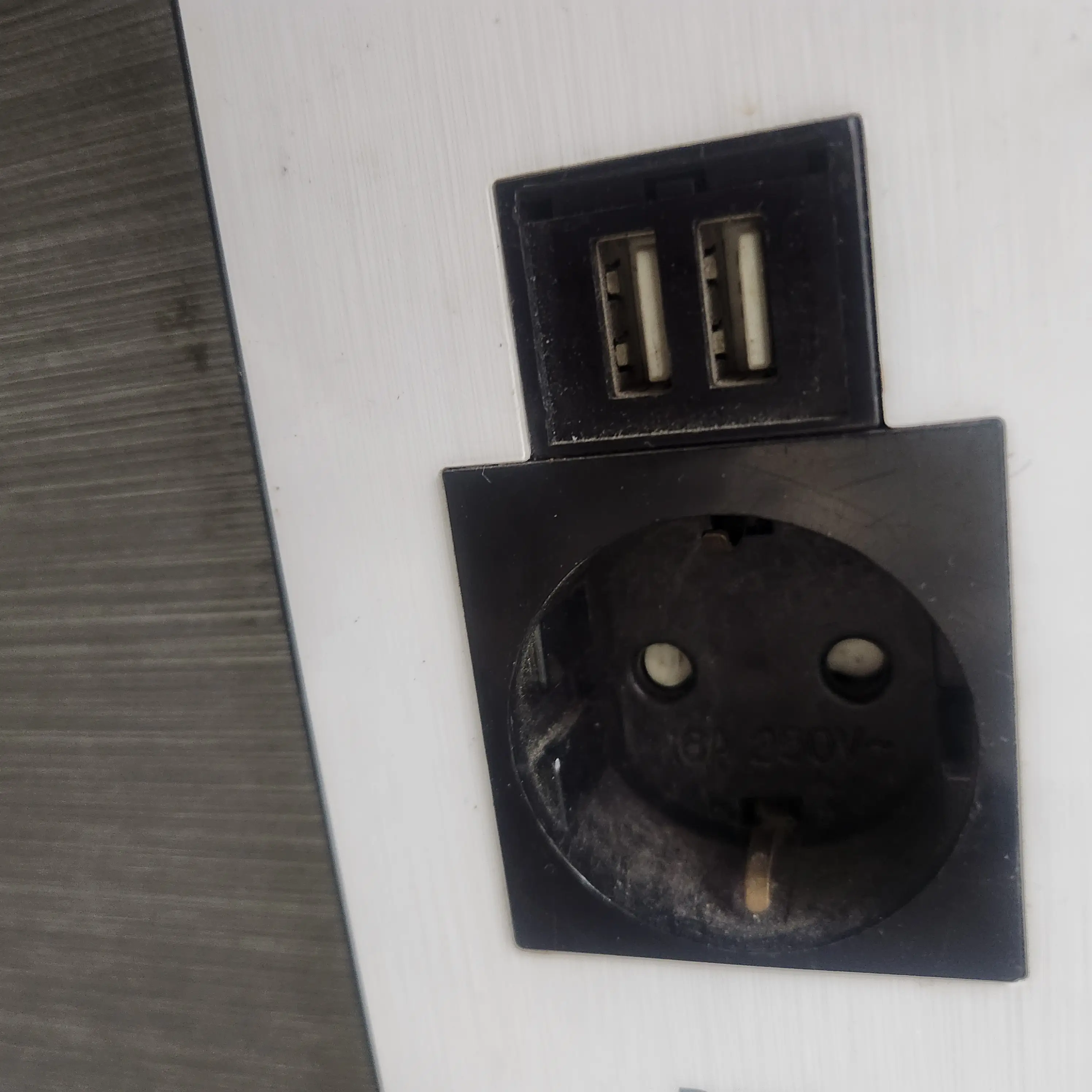 F타입 전원 콘센트 모양