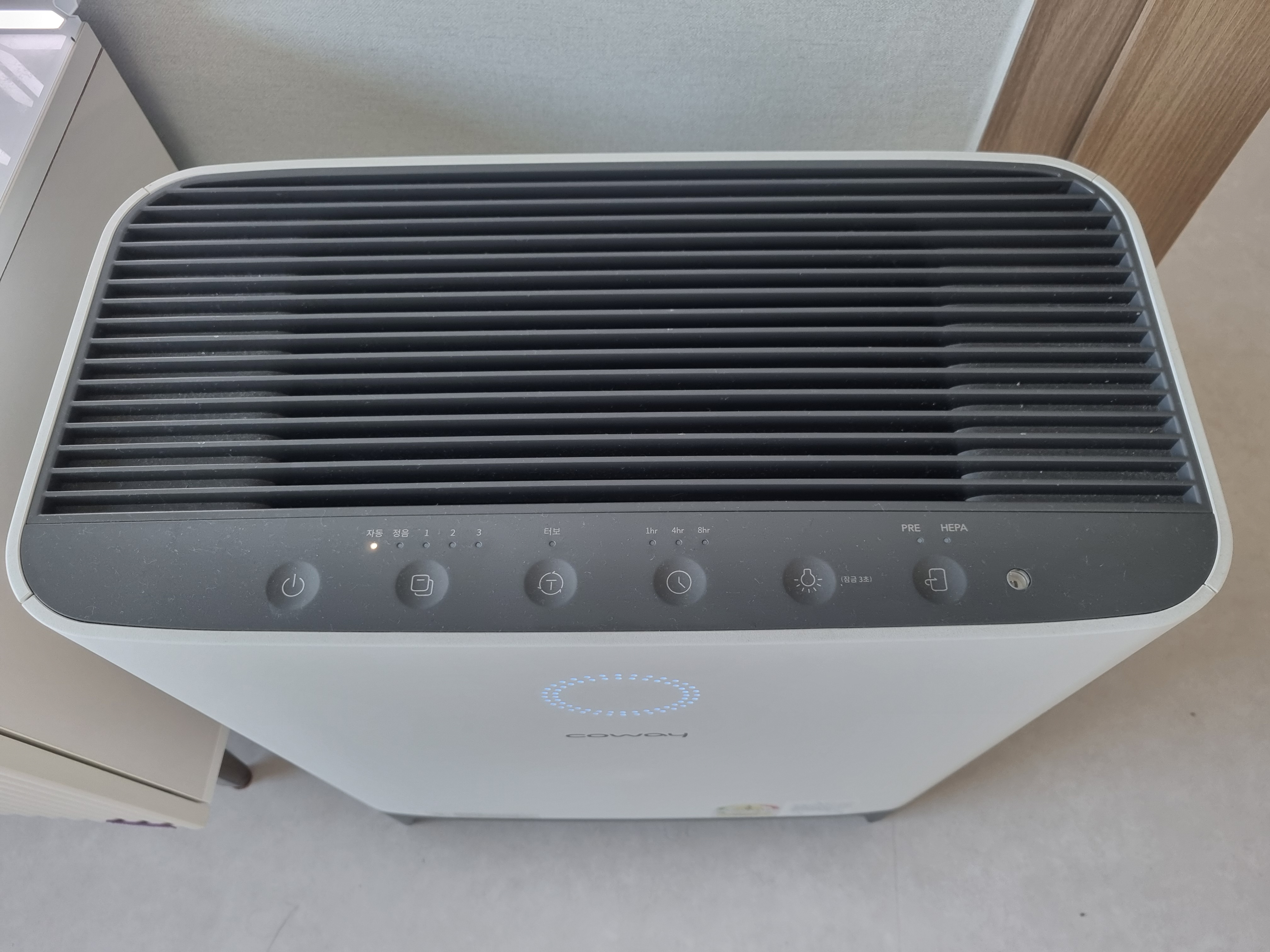 공기청정기 작동 중인 거실 관련 사진