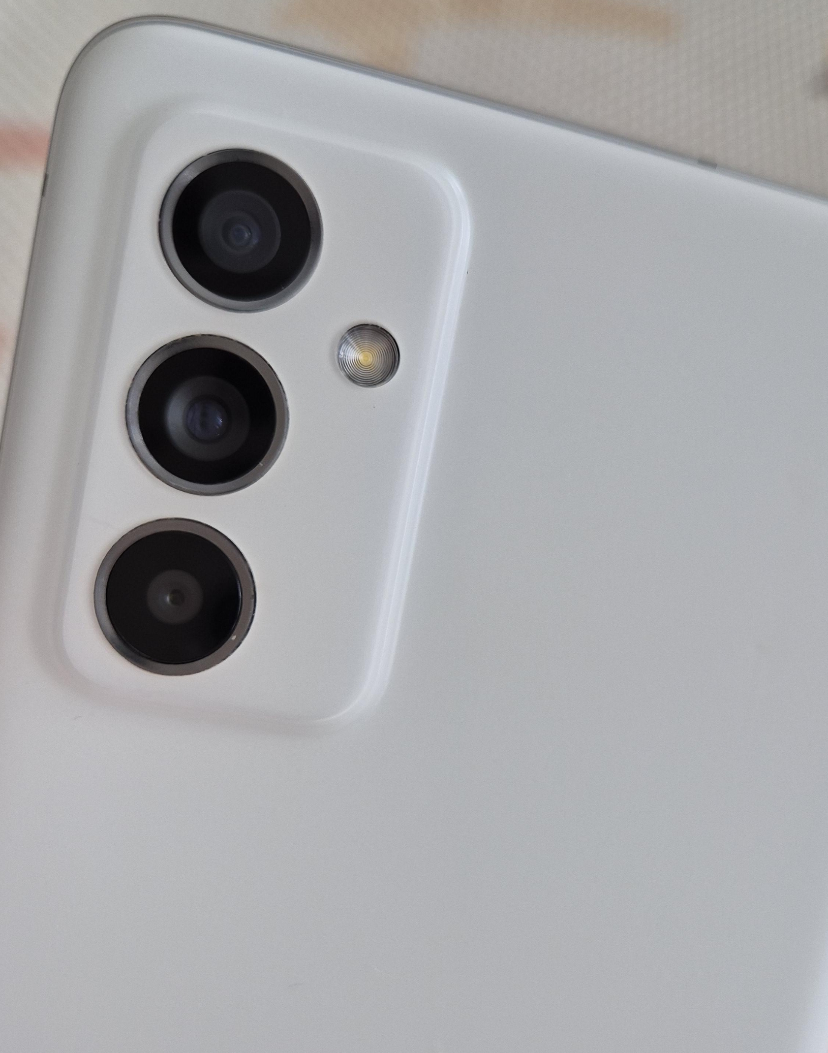 갤럭시 퀀텀2 후면카메라 트리플 구성 ois 기능!