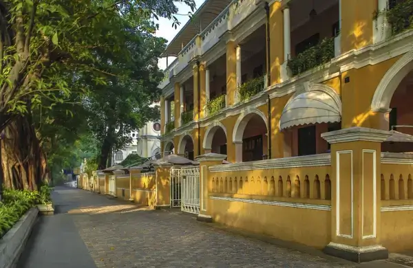 유럽풍-건축물과-울창한-나무들이-조화롭게-어우러진-샤미엔