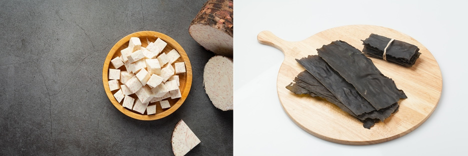 토란을 토막낸 것을 동그란 나무 그릇에 담아서 검은 바닥 위에 놓아둔 것을 찍은 사진과 다시마를 말려서 크게 썰어 놓은 것과 작게 썰어놓은 것을 끈으로 묶은 것을 흰색 바닥 위에 동그란 나무 깔판 위에 놓아둔 것을 찍은 사진