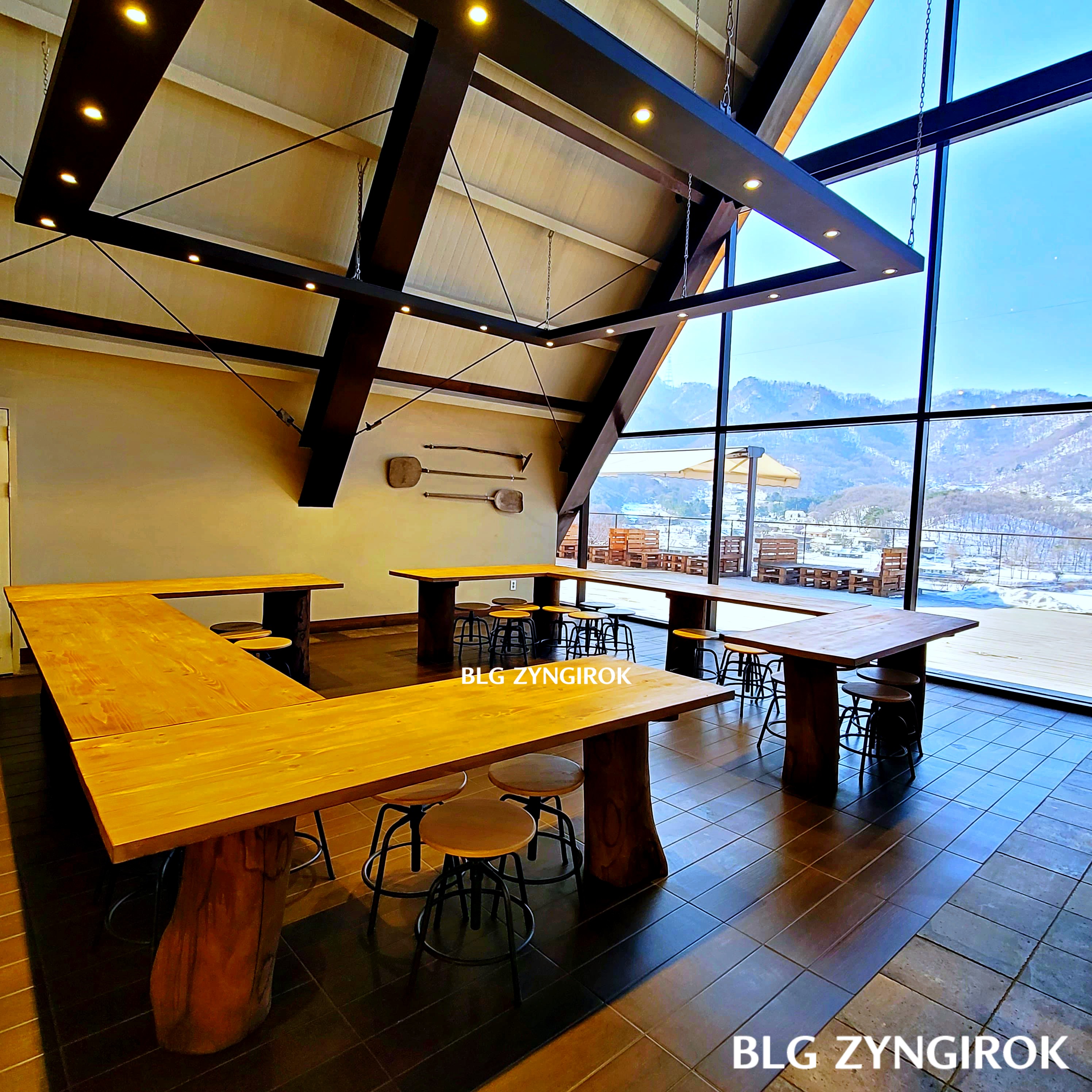 양주 카페 럿지 LODGE 1층 테이블 모습이다.