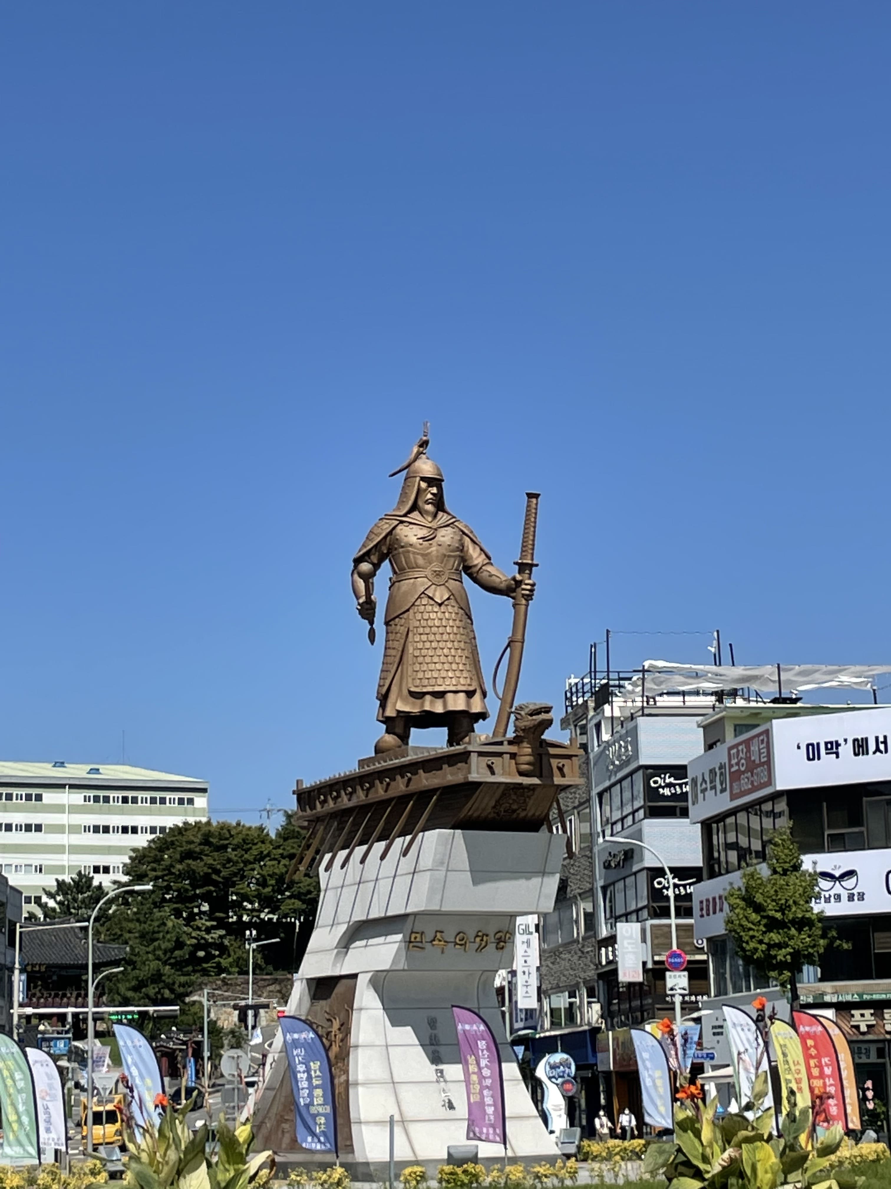 이순신광장입구에-세워진-이순신동상