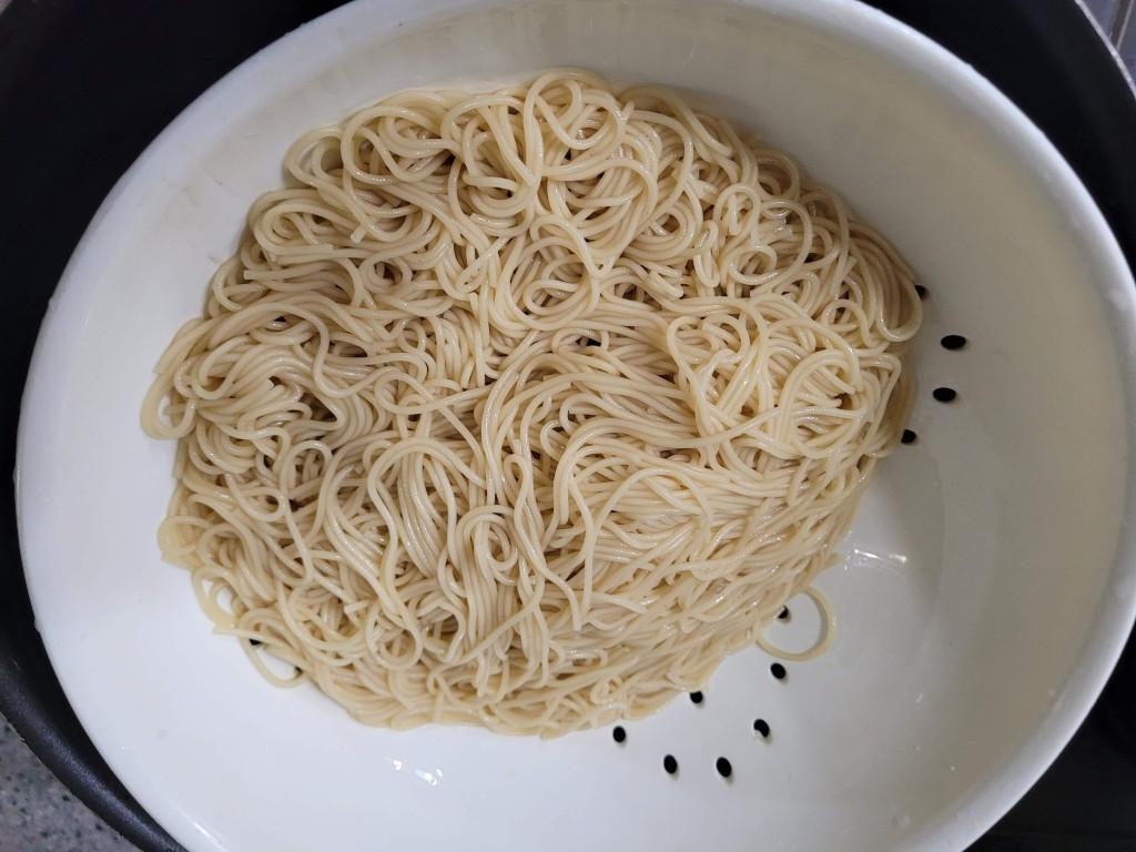 찬물에 헹궈져 채에 받쳐진 소면