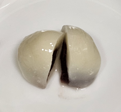 팥소가 들어 있는 찹쌀떡을 반으로 자른 모습.