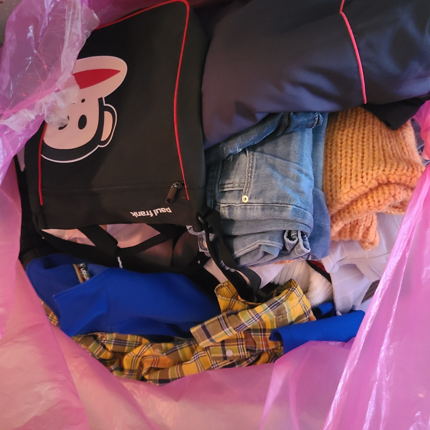 헌옷, 가방을 비닐 봉지에 넣었다