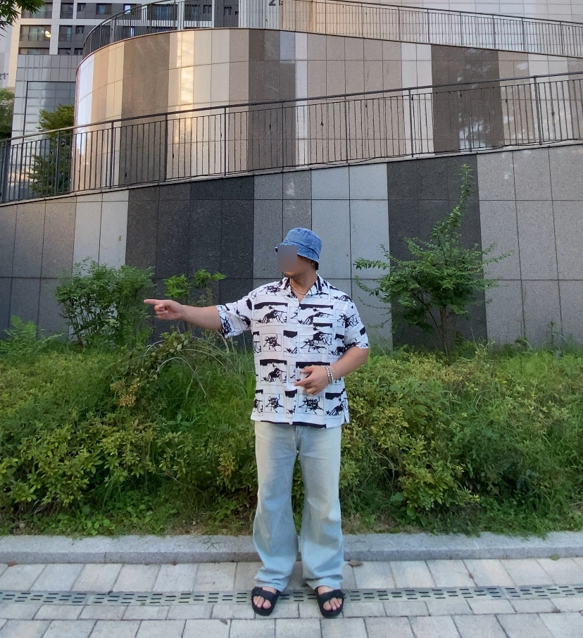 데일리룩('26. 9. 8.)루오에스펙 워싱 데님 버킷햇, 매스노운 오버핏 하와이안셔츠, 에러스익셉티드 와이드스트레이트 팬츠, 버켄스탁 슬리퍼, 케이엔드 나바호 터키석 목걸이 팔찌