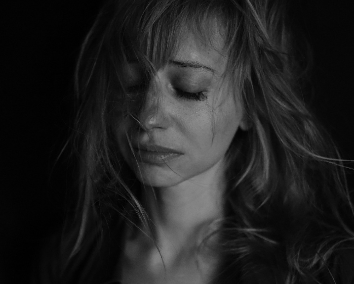 갱년기 우울한 여성