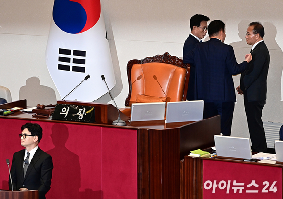 김진표 국회의장이 21일 오후 서울 여의도 국회에서 열린 본회의에서 한동훈 장관의 이재명 더불어민주당 대표 체포동의안에 대한 이유 설명 중 여야 원내대표를 불러 대화하고 있다. [사진=곽영래 기자]