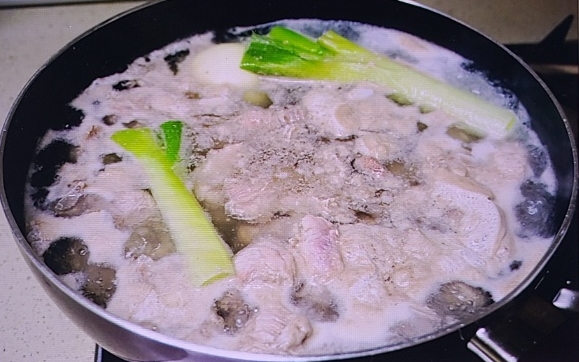 삶는 고기에서 나오는 불순물