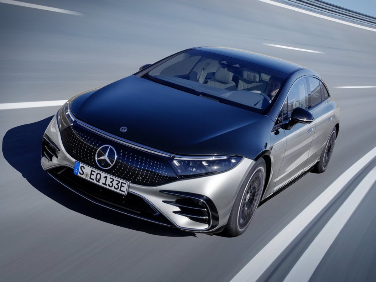 메르세데스-벤츠가 조립과정에서 발견된 안전벨트 볼트 결함으로 미국에서 판매된 전기차 EQS에 대한 자발적 수리에 돌입한다.