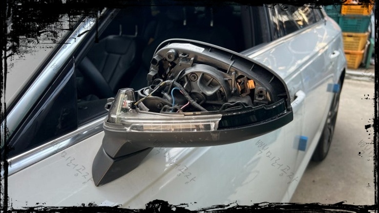 아우디 A4(5세대 B9)사이드미러 상단커버 깜박이 파손