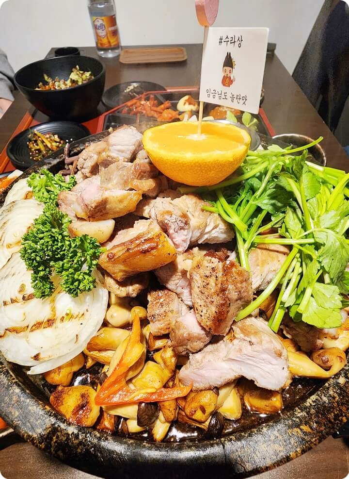 큰 뚝배기에 담긴 음식들