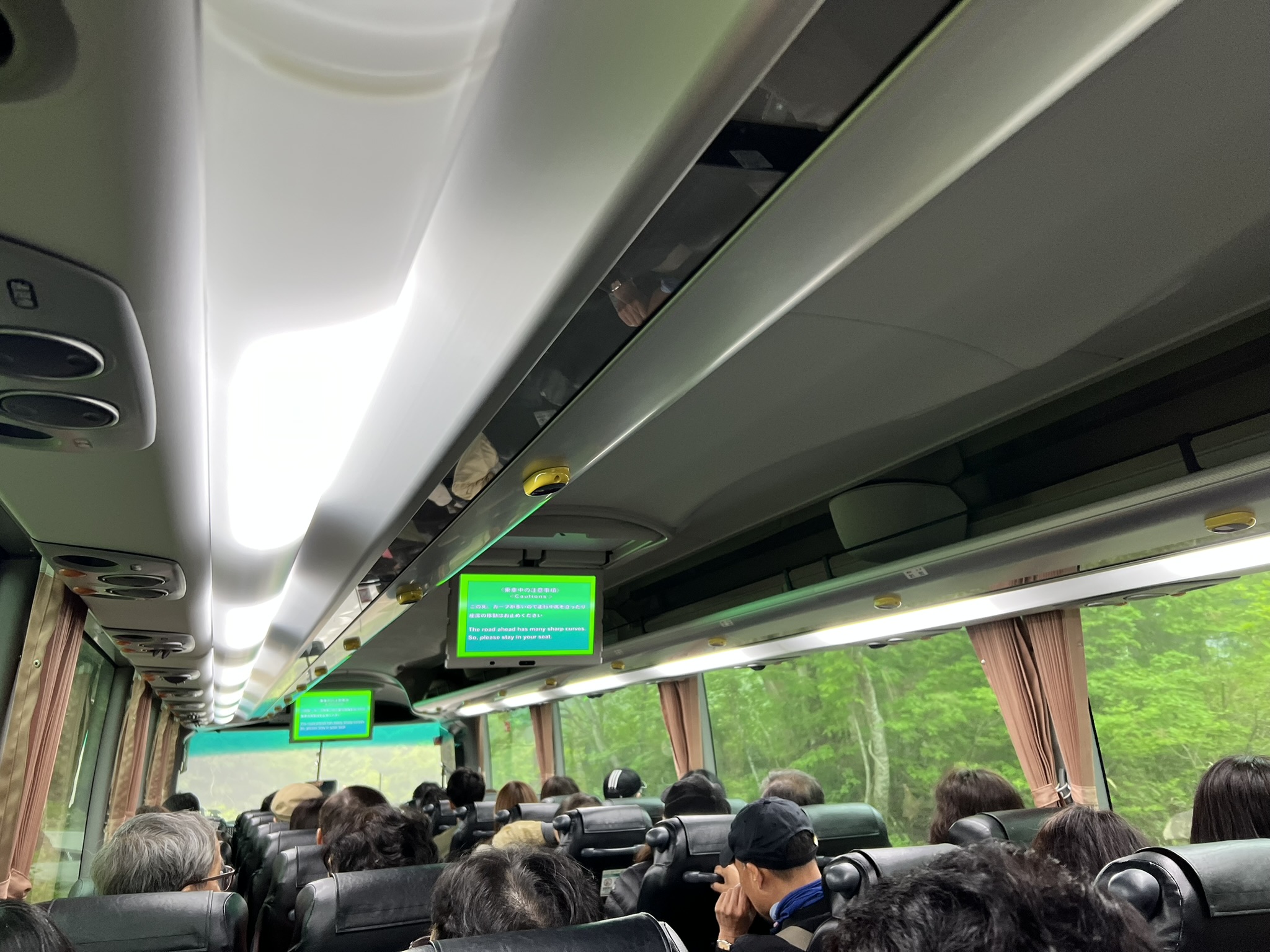 고원 버스 내부에서 바라본 풍경. 초록 숲이 점차 눈으로 덮인 세계로