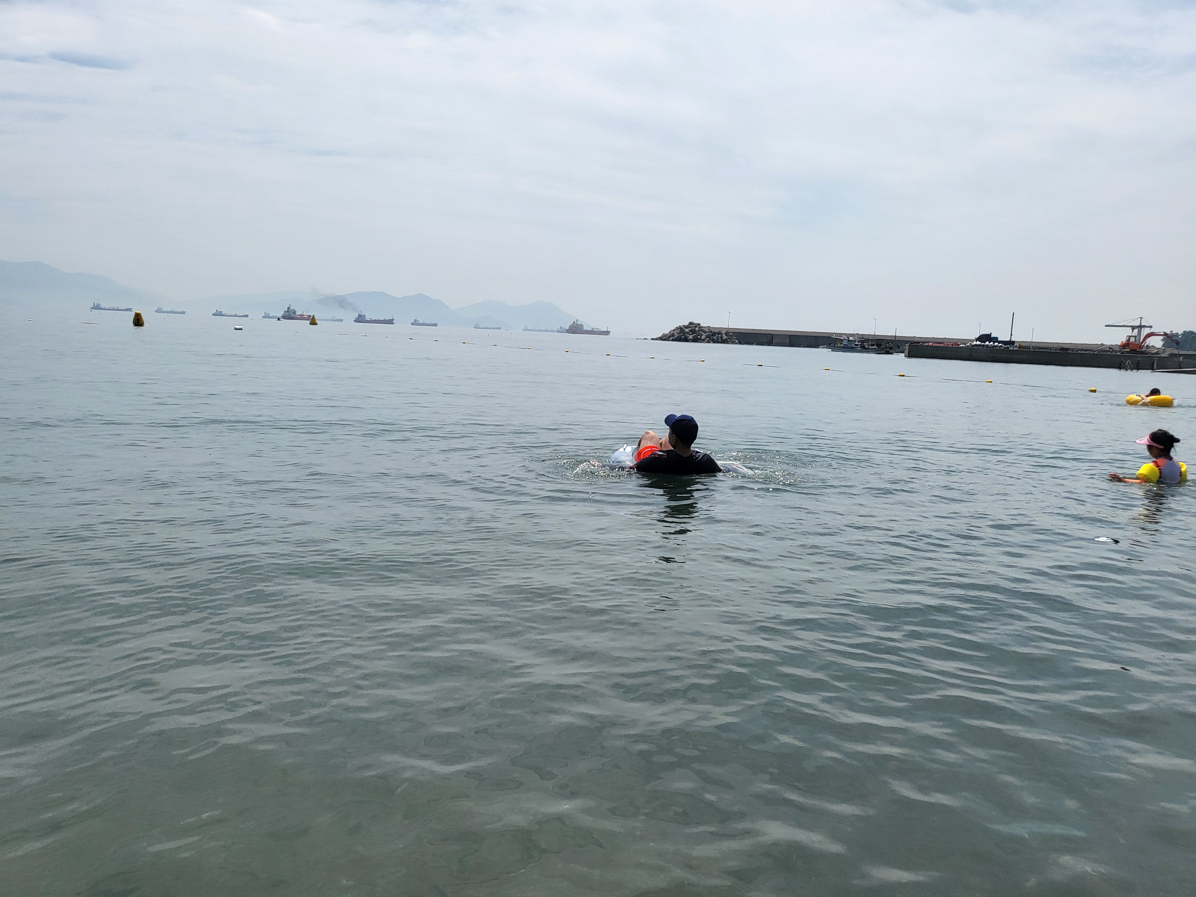 만성리검은모래해변에서 해수욕하는 우리