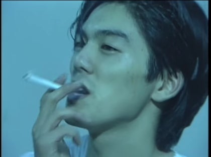 담배를 피고있는 오자키 유타카 일본 가수