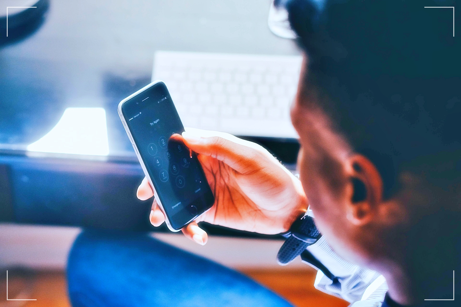 휴대폰을 만지는 남자