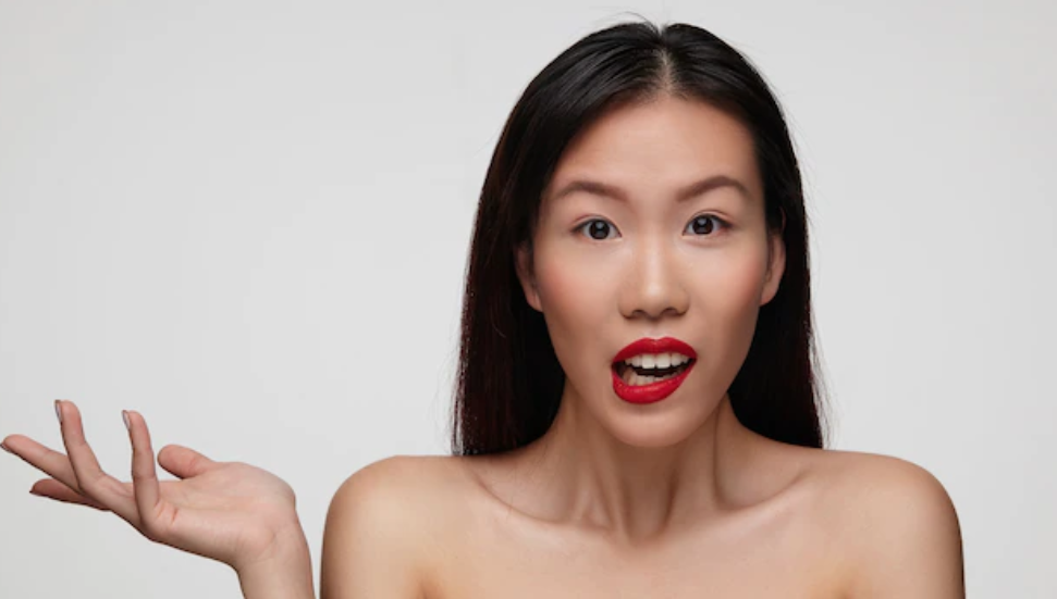 빨간 립스틱 바른 입이 삐뚫어져 있는 여성