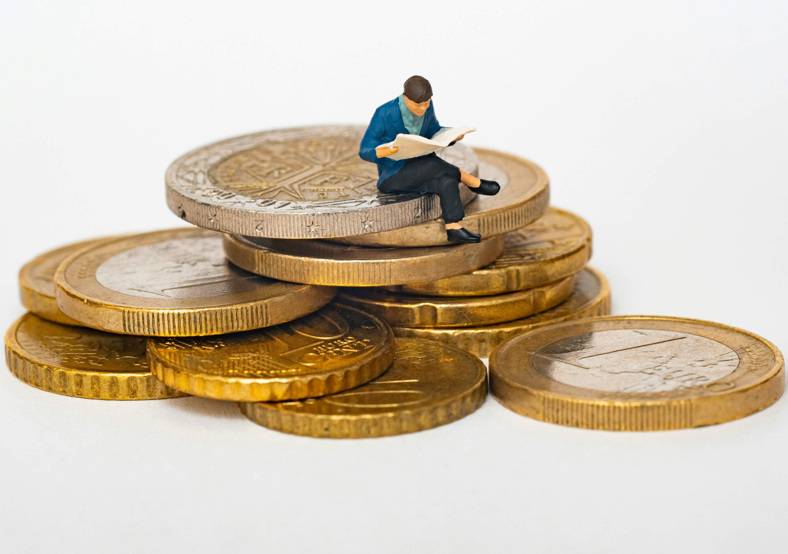 동전위에 서있는 사람