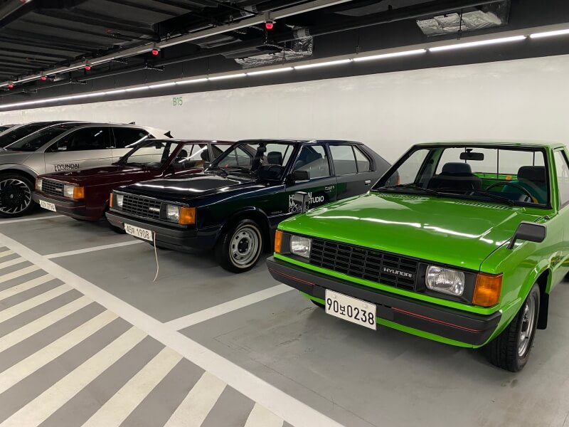 현대모터스튜디오-고양-주차장에-있는-올드카