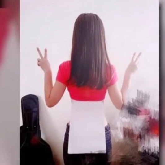 A4 용지로 허리를 가리는 &lsquo;개미허리 인증숏&rsquo;