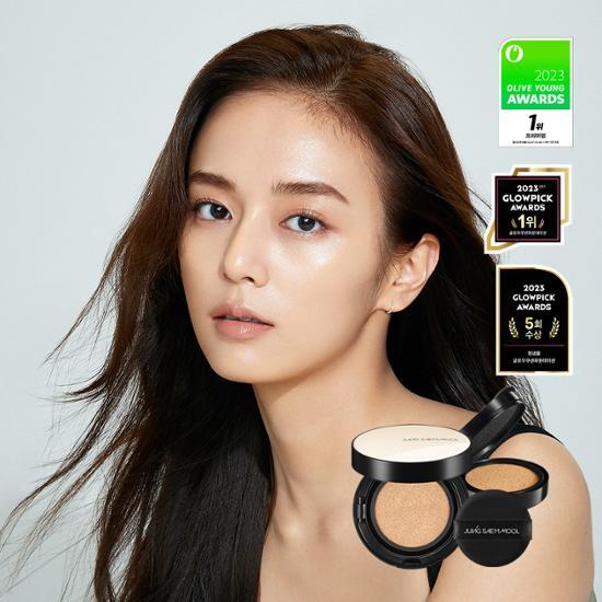 쿠션팩트를 바른 여자와 팩트 두개