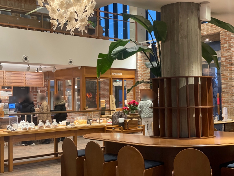 천안 카페 뚜쥬루 빵돌가마 마을 장작가마 카페 내부