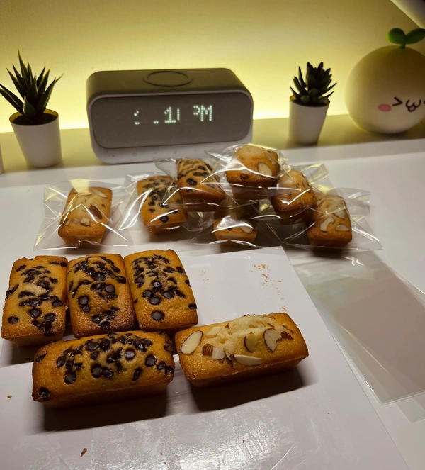 팀원 분들께 나눠드리기 위해&#44; 자정 넘은 시간 빵을 포장하고 있다